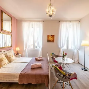 Old Romantic 3 Апартаменты